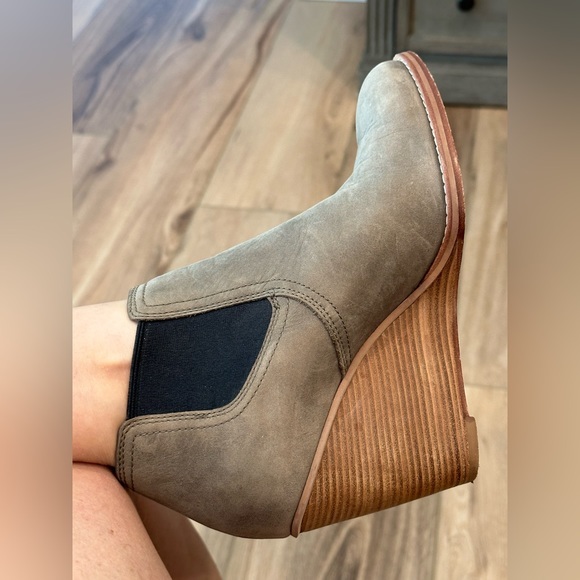 Excellent Condition! Cole Haan - Balthasar Bootie - size 9 - Greystone - Picture 2 of 7